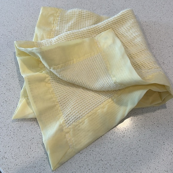 Baby Morgan Waffle Weave yellow Woven Blanket Nylon Trim USA made 18x18 - Picture 10 of 11